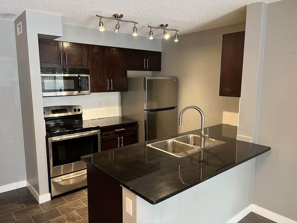 Modern 2-Bedroom Apartment in Kincora – Air Conditioning, Parking & Everyday Comfort